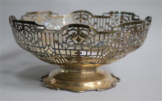 A pierced silver pedestal fruit bowl, A.E. Poston & Co Ltd, Sheffield, 1938, 19.8 oz.